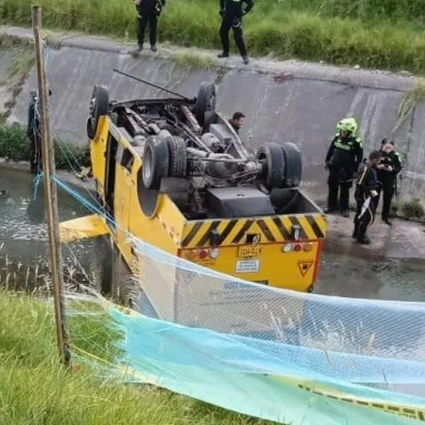 Carro de valores se accidentó en Bogotá y cayó a un caño de agua en Suba: detalles