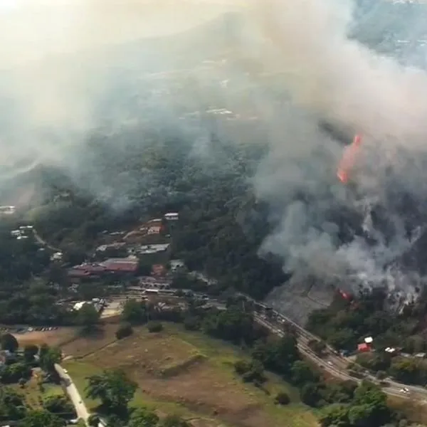 Incendio cerca de Bucaramanga el sábado 20 de enero de 2024; casas, en riesgo