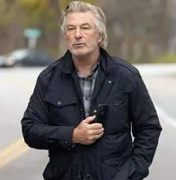 Golpe bajo para Alec Baldwin por accidente en película: lo acusan de grave delito