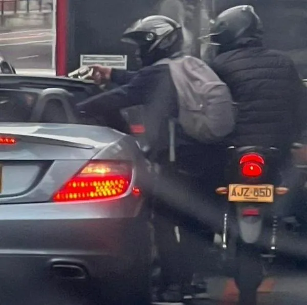 Dueño de carro Mercedes-Benz, que sufrió robo en Bogotá, relató cómo fue el atraco y reveló que le robaron un reloj Rolex.