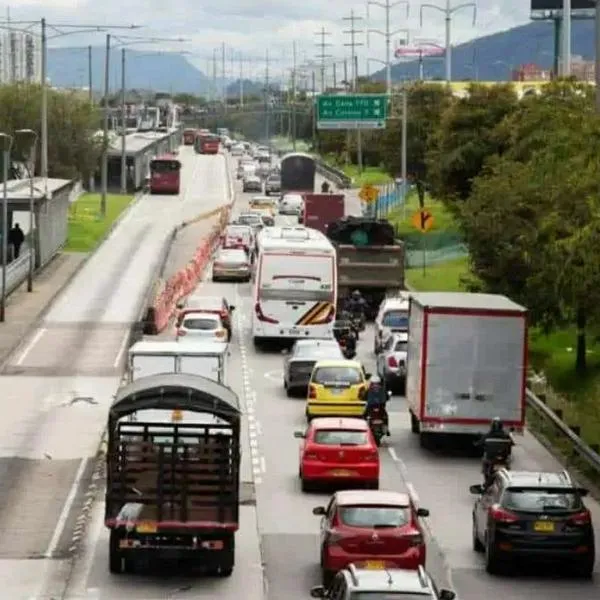 Foto de Autopista Norte en Bogotá, por multa por invadir carril exclusivo para rutas escolares