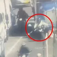 Parrillera de moto muere arrollada por un camión luego de perder el equilibrio