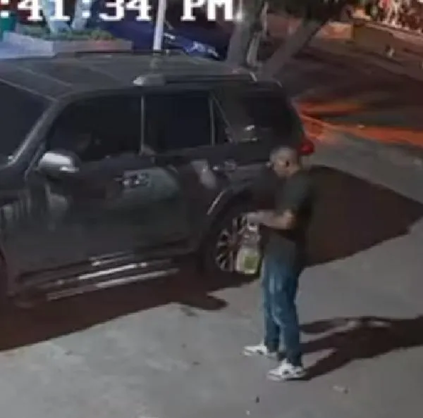 [Video] Hombre le roció gasolina a camioneta y le prendió fuego; dicen que es de su jefe.
