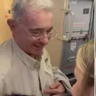 Álvaro Uribe causó conmoción en medio de un avión en un vuelo nacional y el piloto lo halagó