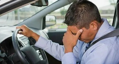 De cuánto es la multa de tránsito por no usar los lentes al conducir y con gorra