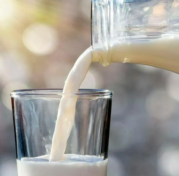 Leche. En relación con precios bajos en supermercados. 