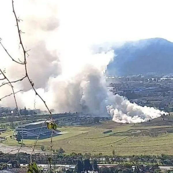 Incendio en el Hipódromo de los Andes, en Chía. Defensa Civil y Bomberos de Cundinamarca trabajan para controlar las llamas.