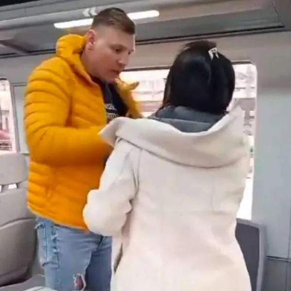 Fotos de mujer de Colombia en protesta por inseguridad, en nota de que colombiana en Madrid, España, enfrentó a tres hombres en metro por robo: cómo fue (video)