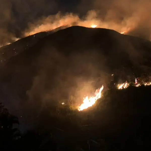Así se vio el incendio forestal en Cali durante la noche del 22 de enero