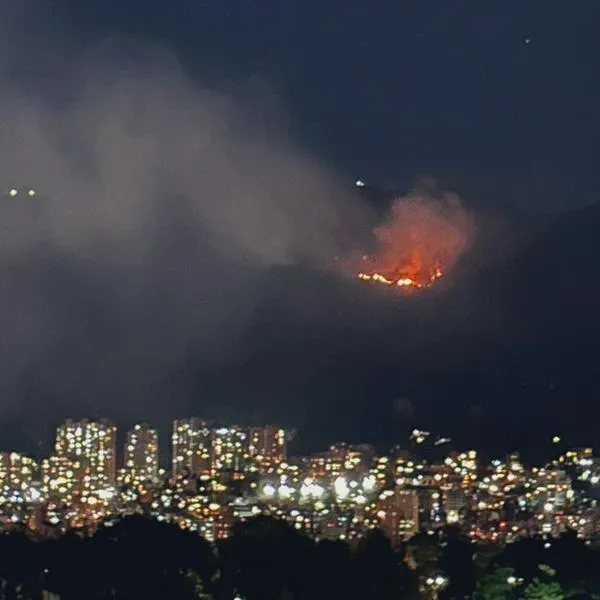 Incendio en los cerros orientales de Bogotá la noche del lunes 22 de enero de 2024.