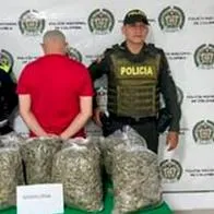 Sorprendido taxista con 9 bolsas con marihuana en su vehículo