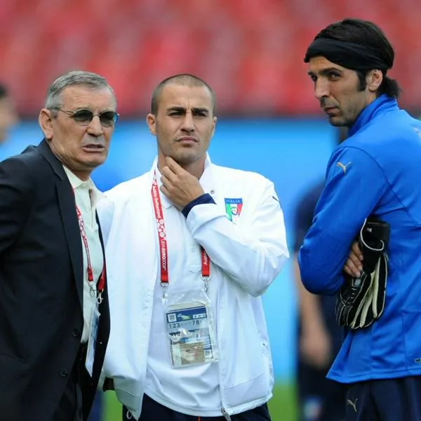 Luigi Riva (izquierda), con Fabio Cannavaro (centro) y Gianluigi Buffon (derecha) durante su gestión en la Nazionale Italiana.