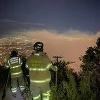 Aparecen imágenes del grave incendio en los cerros orientales que se presenta en Bogotá. Alcaldía recomienda usar tapabocas. 