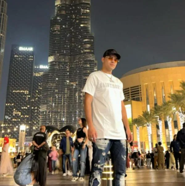 Foto de Yeison Jiménez quien está de vacaciones en Dubái
