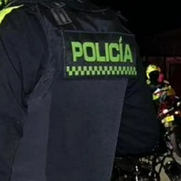 Mujer le robó arma de dotación a policía, que había llegado a su ciudad para reforzar seguridad