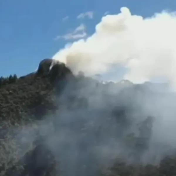 Incendio en cerros orientales de Bogotá no ha sido controlado y así se ven las llamas desde el aire.