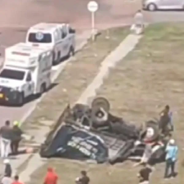 Vehículo de carga se volcó bajando empinada loma; ayudante habría muerto.