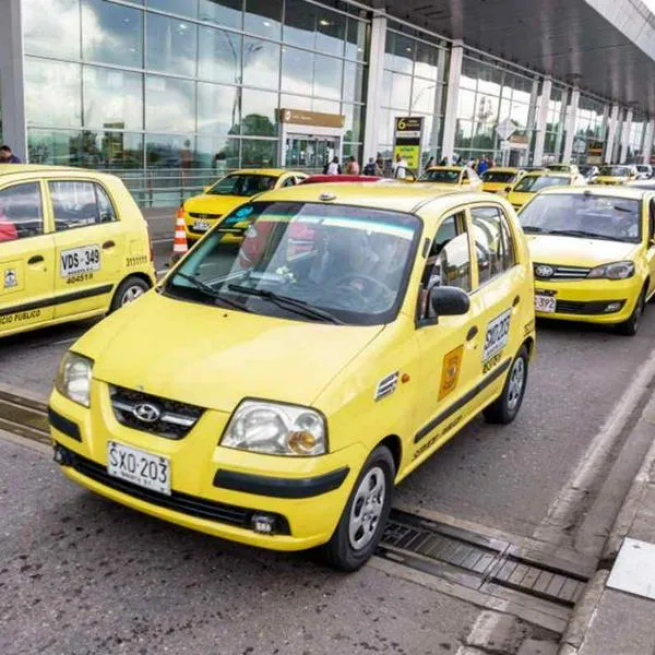 Foto de taxis en Bogotá, en nota de que Taxis Libres y Grupo Carrera implementarán innovación en El Dorado y cómo será.
