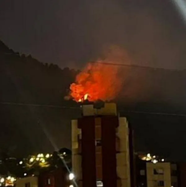 Así se vio en incendio forestal en el cerro Pan de Azúcar de Medellín durante la noche del martes 23 de enero