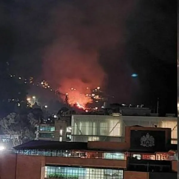 Así se vio el incendio sobre una montaña de Bogotá, muy cerca a la Universidad Javeriana y el Parque Nacional