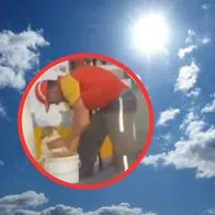 EN VIDEO: ¡Qué bonito gesto! Empleado ayudó a refrescar a un perro tras las altas temperaturas