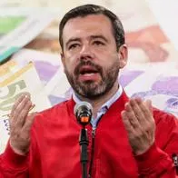 Impuesto predial, impuesto vehicular y demás en Bogotá no van a subir más de lo normal, según alcalde Carlos Fernando Galán.