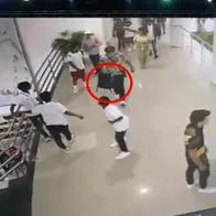 Acusan a hombre de meterle un gol a la seguridad de evento deportivo; se robó un maletín