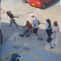 Video | Jóvenes golpean a empleado en Cartagena porque pidió que no pisaran donde trapeaba