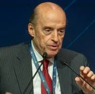 Canciller Álvaro Leyva fue suspendido por 3 meses e irá a juicio por contrato de pasaportes
