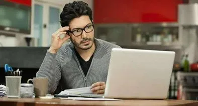 Foto de hombre viendo computador, en nota de cuenta de ahorros o corriente en Davivienda, Bancolombia y más; cuál es mejor en Colombia