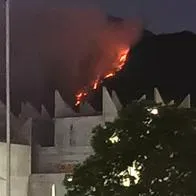 Incencio en cerros de Bogotá ::erca a casas y universidades