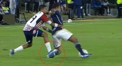 A Junior se le apareció la Virgen (Roldán) luego dura falta a Mackalister: "Inexplicable"