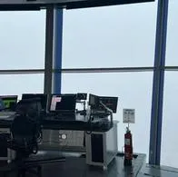 Aeropuerto El Dorado en Bogotá, afectado por incendios en los cerros orientales. Decenas de vuelos están retrasados por neblina. 