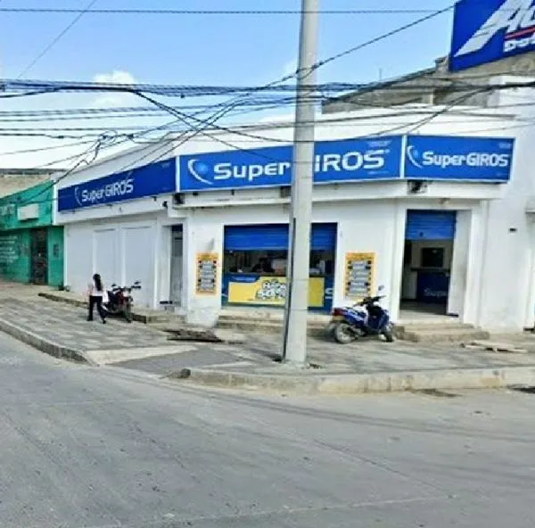 Hieren a vigilante en intento de atraco a empresa de giros; ladrones iban uniformados.