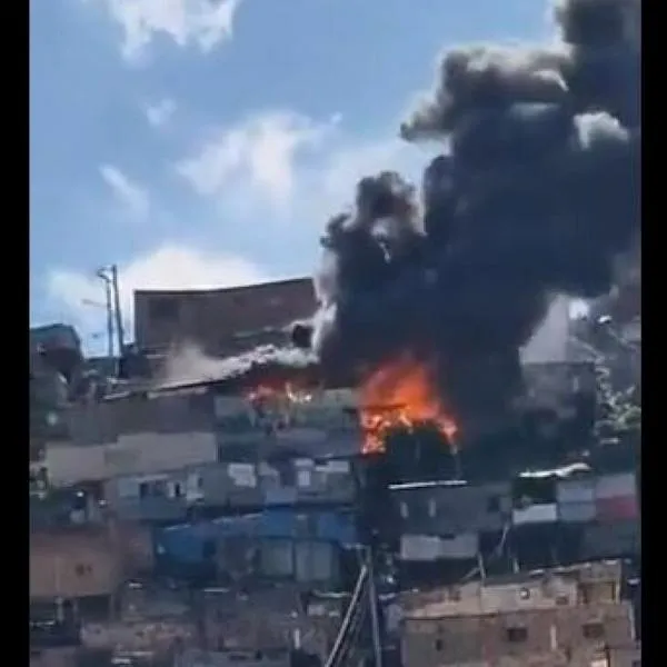 Emergencia en Ciudad Bolívar por incendio que consume al menos una vivienda