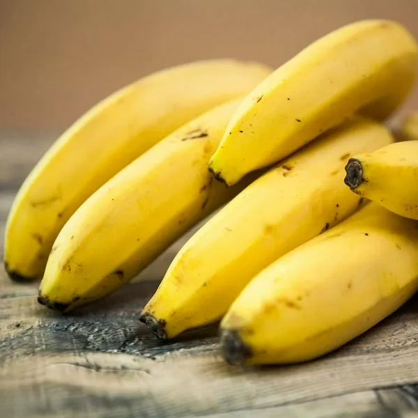 Foto de bananos, en nota de cómo evitar que esa fruta se ponga negro con trucos fáciles y simples; cómo hacerlo