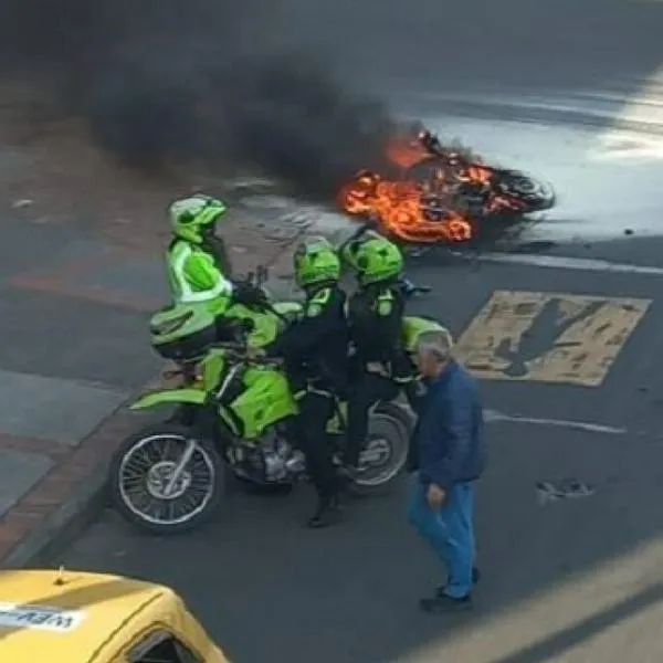 Enfurecidos ciudadanos quemaron moto en la que iban ladrones en Bogotá y golpearon a uno de ellos