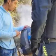Encuentran a dos venezolanos quemando cable encauchetado para venderlo, estaban cerca a un cerro, al parecer, en Bogotá.