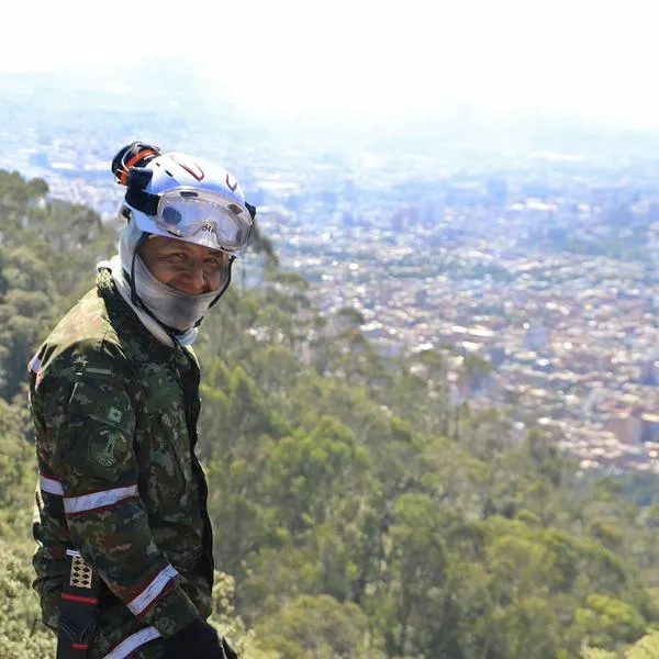 Bombero atendiendo emergencia por incendios en Bogotá.