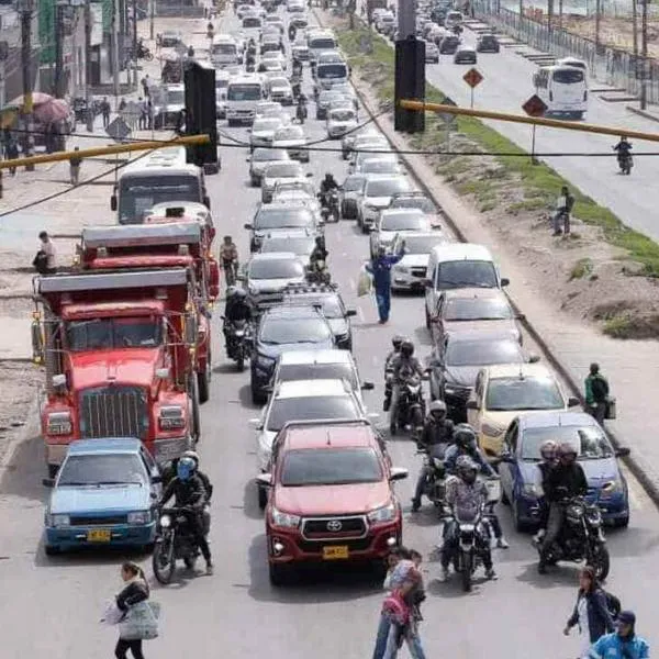 Foto de carros en la capital colombiana, en nota de que en Pico y Placa en Bogotá el sábado tendrá restricción para algunos vehículos: cuáles son
