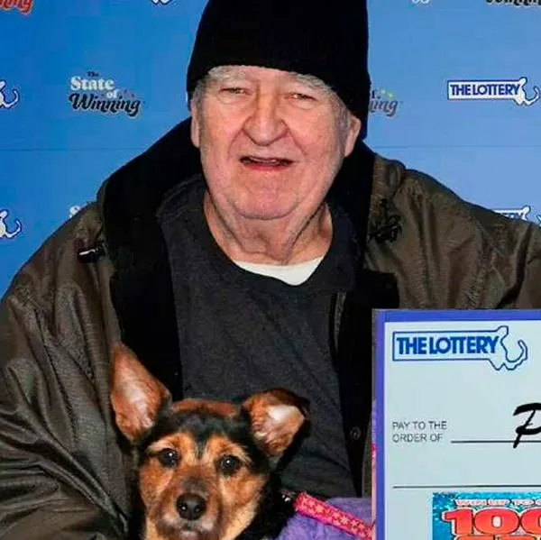 Hombre que ganó lotería de 10.000 millones hará importante donación a perritos sin hogar