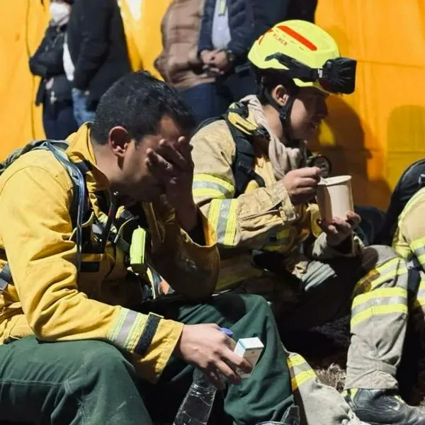 Mensaje de bomberos que combaten incendios a bogotanos: "Duerman tranquilos, seguimos trabajando"