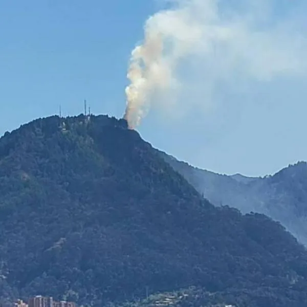 Cerros orientales de Bogotá que se están quemando y la claidad del aire en la ciudad está afectada, por lo que el partido entre Santa Fe y Envigado podría aplazarse.