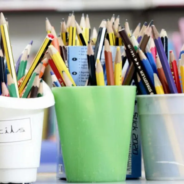 Foto de lápices por subsidio bono escolar de Colsubsidio