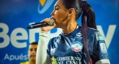 Ana del Castillo, cantando el himno de Valledupar en el estreno de Alianza contra Deportivo Cali en esa ciudad.