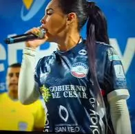 Ana del Castillo, cantando el himno de Valledupar en el estreno de Alianza contra Deportivo Cali en esa ciudad.