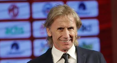 Ricardo Gareca sosteniendo la camiseta de la Selección de Chile en su presentación como nuevo técnico, en nota sobre que Scotiabank terminó su contrato con él