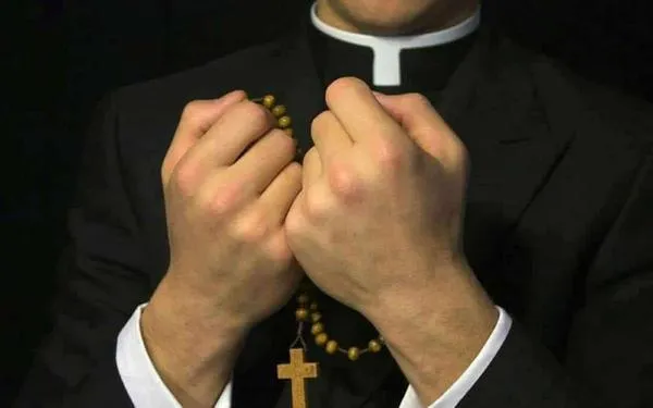 Vaticano envía a la cárcel a un sacerdote italiano por corrupción de menores