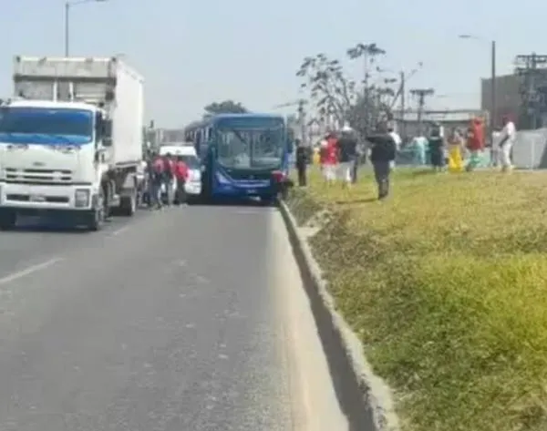 Accidente en Bogotá: motociclista y menor de edad murieron en choque con camión