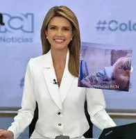 Paola Toro, presentadora de Noticias RCN, sufrió hoy, 27 de enero, un fuerte golpe en la cabeza mientras estaba en plena emisión. Le cayó una carpa.